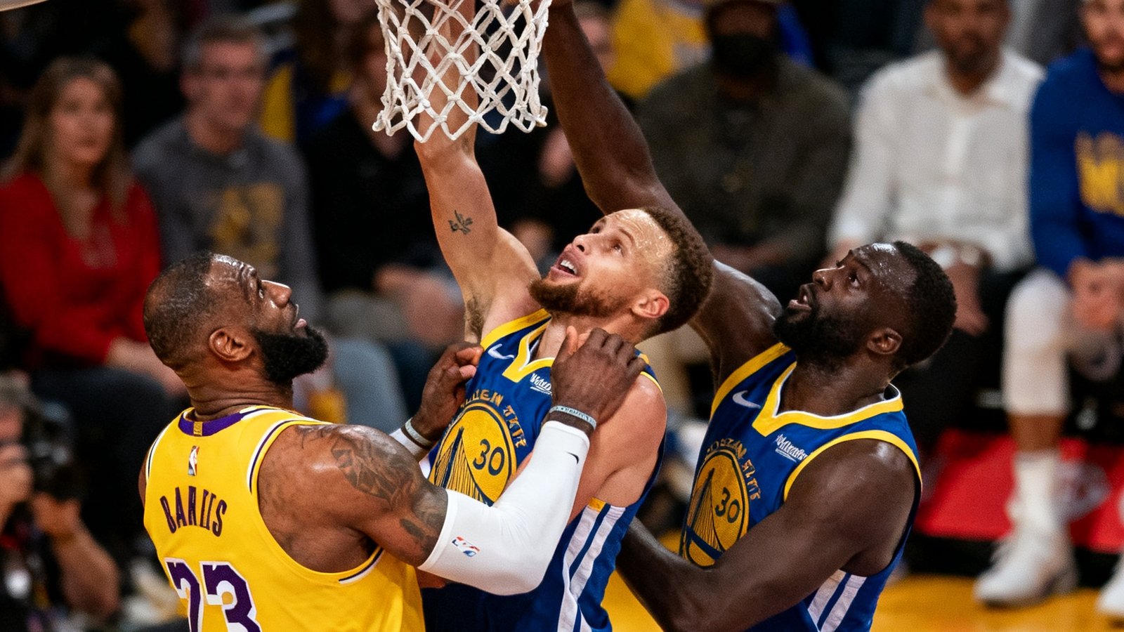NBA常规赛洛杉矶湖人对阵金州勇士的高清直播画面，展现两队核心球员在篮下激烈对抗的精彩瞬间